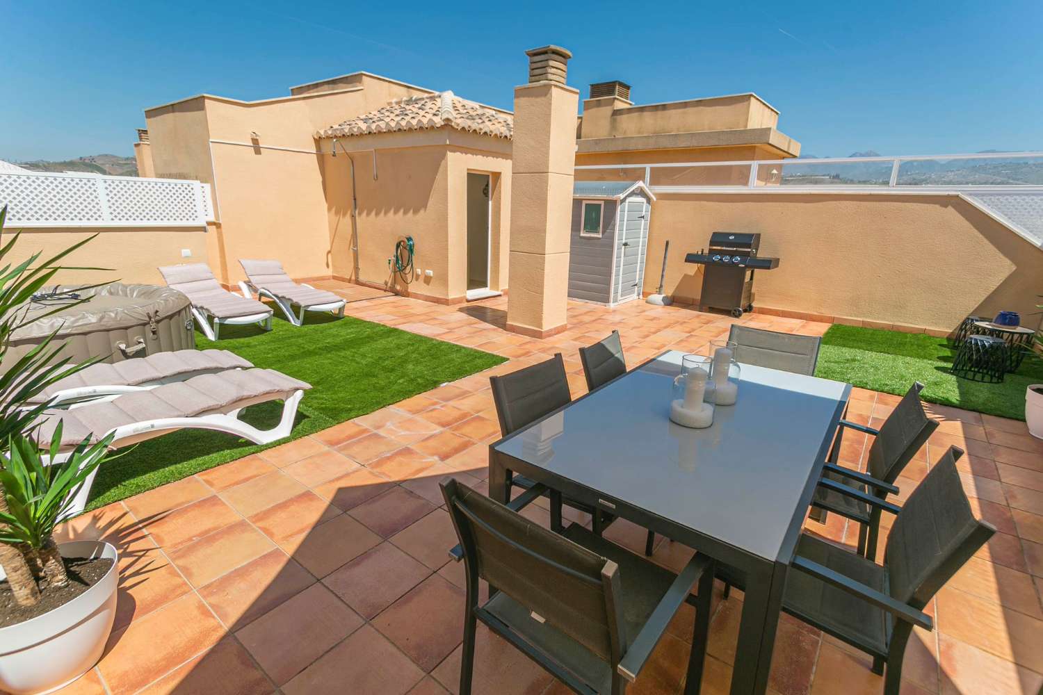 Practico y confort  3 dormitorios 2 baños + plaza de parking + trastero + terraza ático (CENTRO)