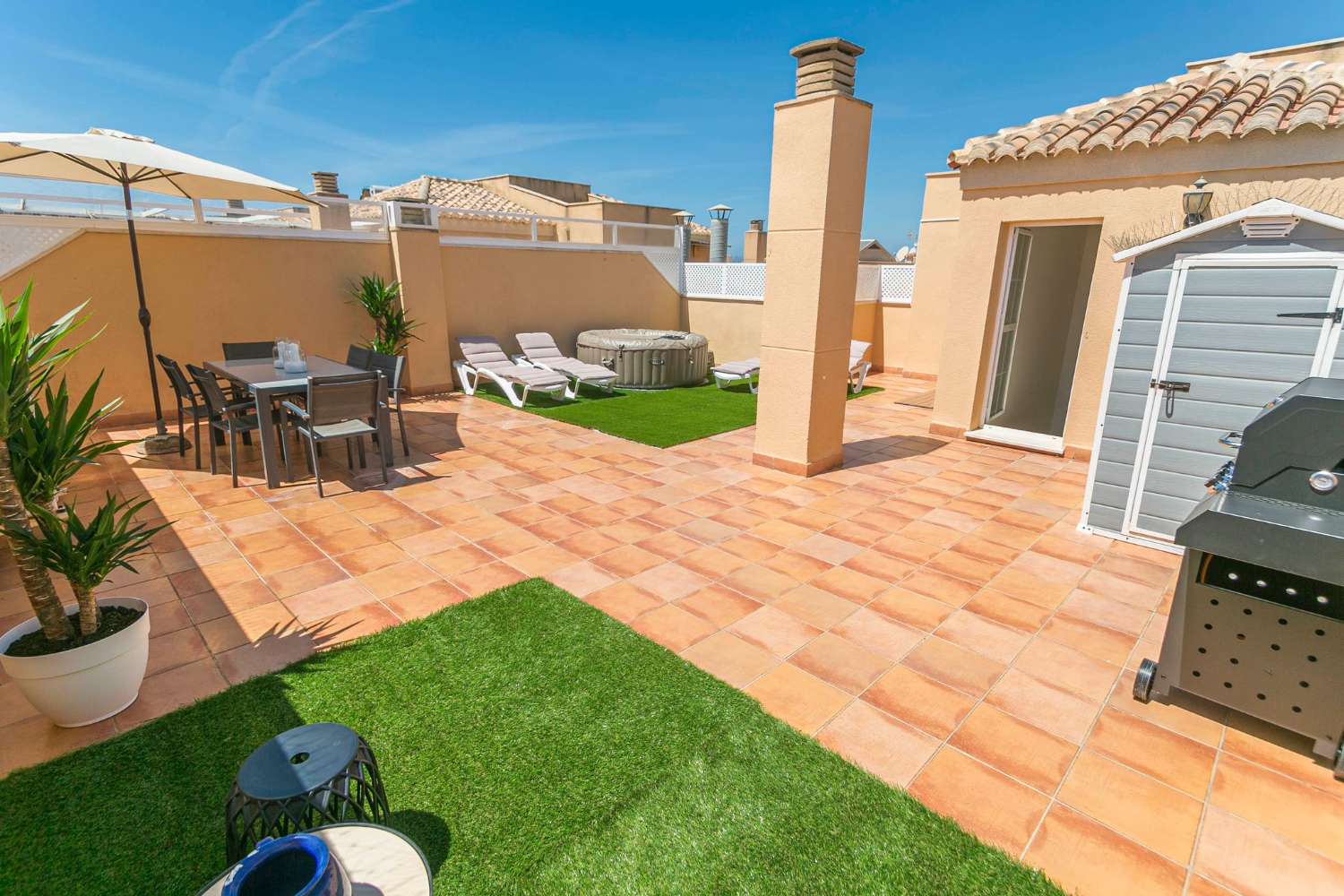 Practico y confort  3 dormitorios 2 baños + plaza de parking + trastero + terraza ático (CENTRO)
