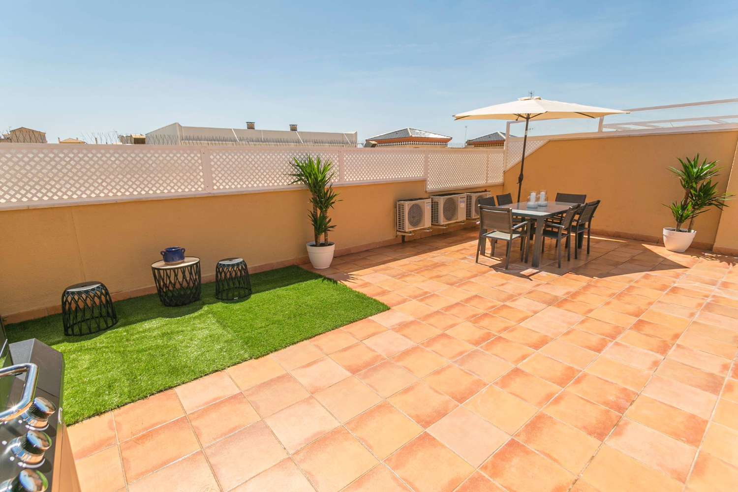 Practico y confort  3 dormitorios 2 baños + plaza de parking + trastero + terraza ático (CENTRO)