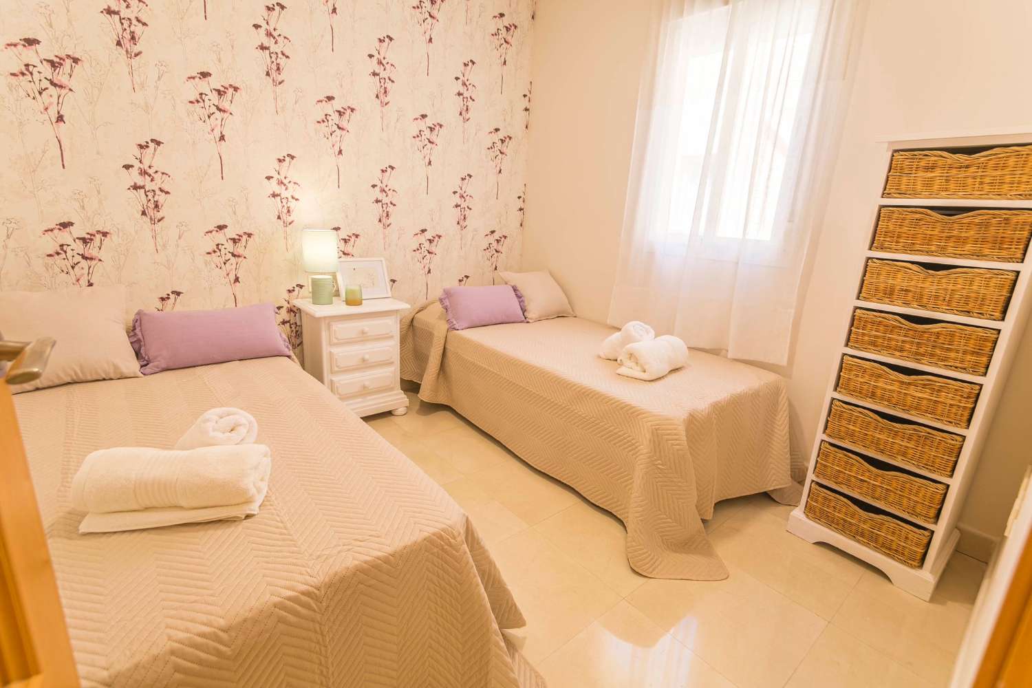 Practico y confort  3 dormitorios 2 baños + plaza de parking + trastero + terraza ático (CENTRO)