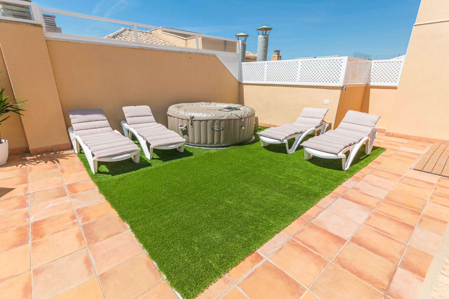 Practico y confort  3 dormitorios 2 baños + plaza de parking + trastero + terraza ático (CENTRO)
