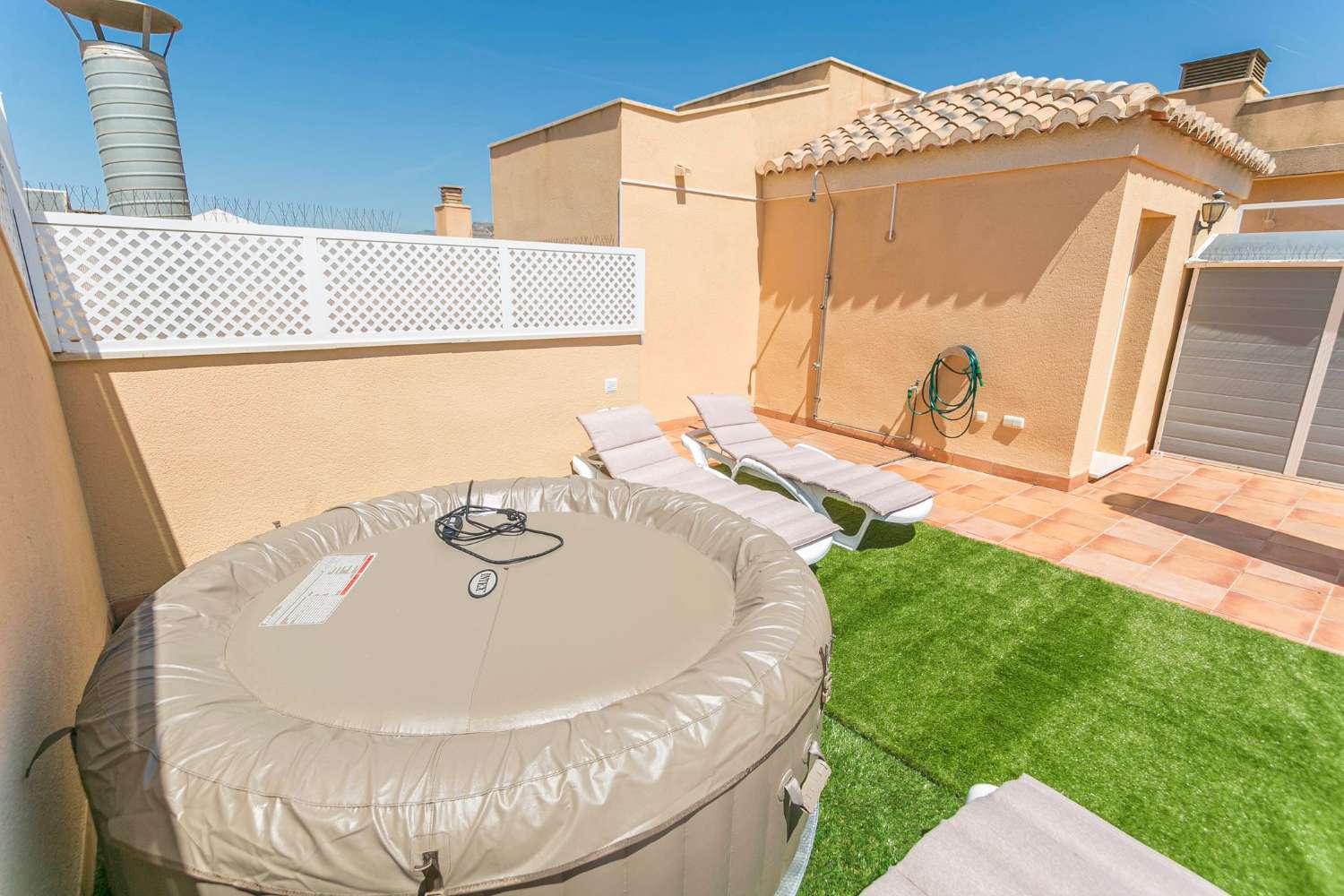 Practico y confort  3 dormitorios 2 baños + plaza de parking + trastero + terraza ático (CENTRO)