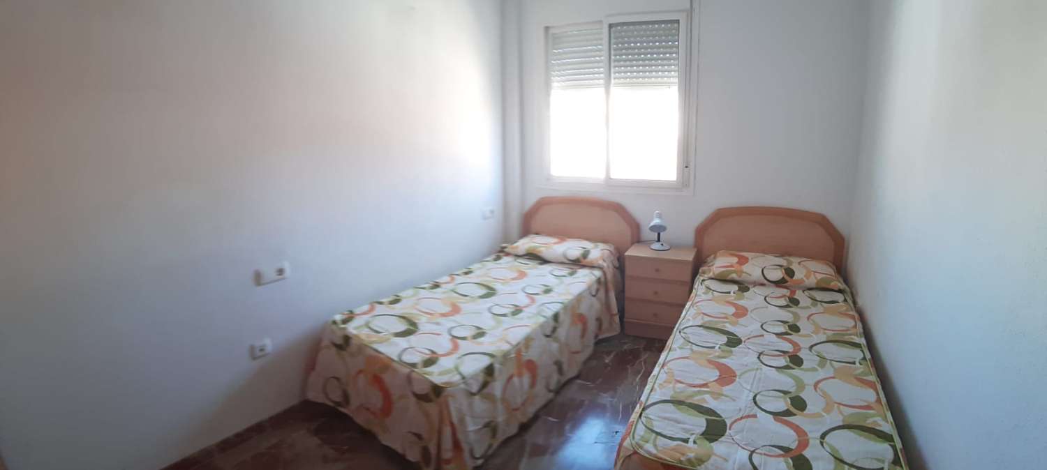 Tre soveværelser, 1 badeværelse plus terrasser, 100 meter fra El Morche-stranden