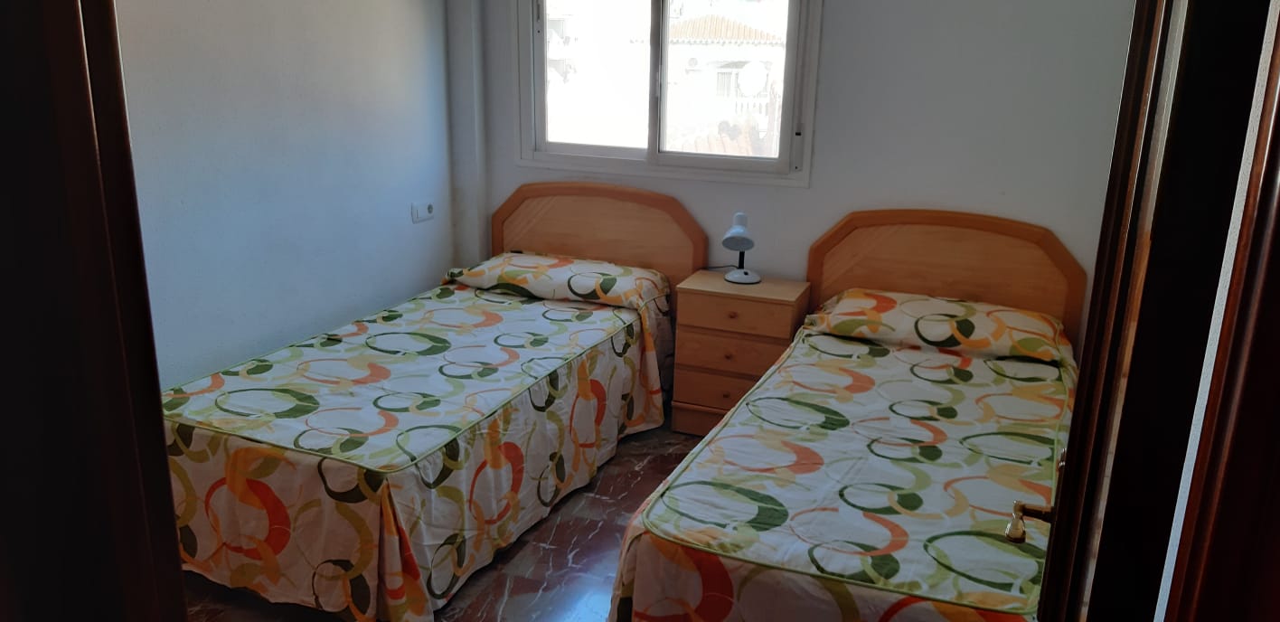Drie slaapkamers, 1 badkamer plus terrassen, 100 meter van het strand van El Morche