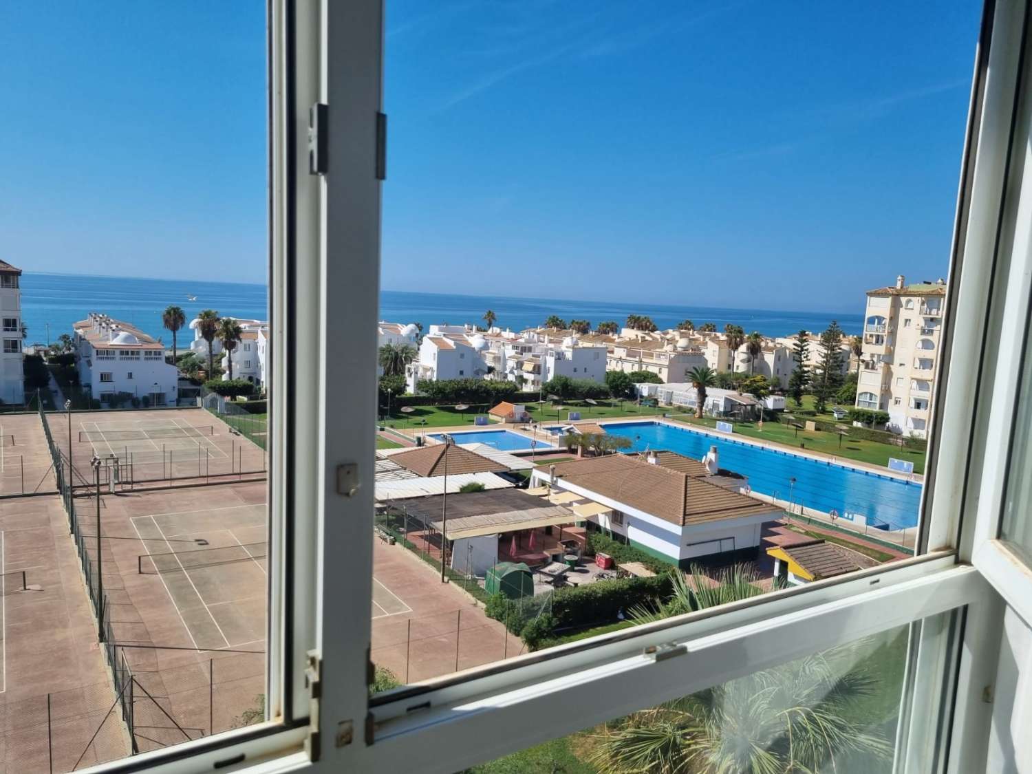 Hermoso frontal al mar en 1º linea de playa en Torrox Costa (QM)