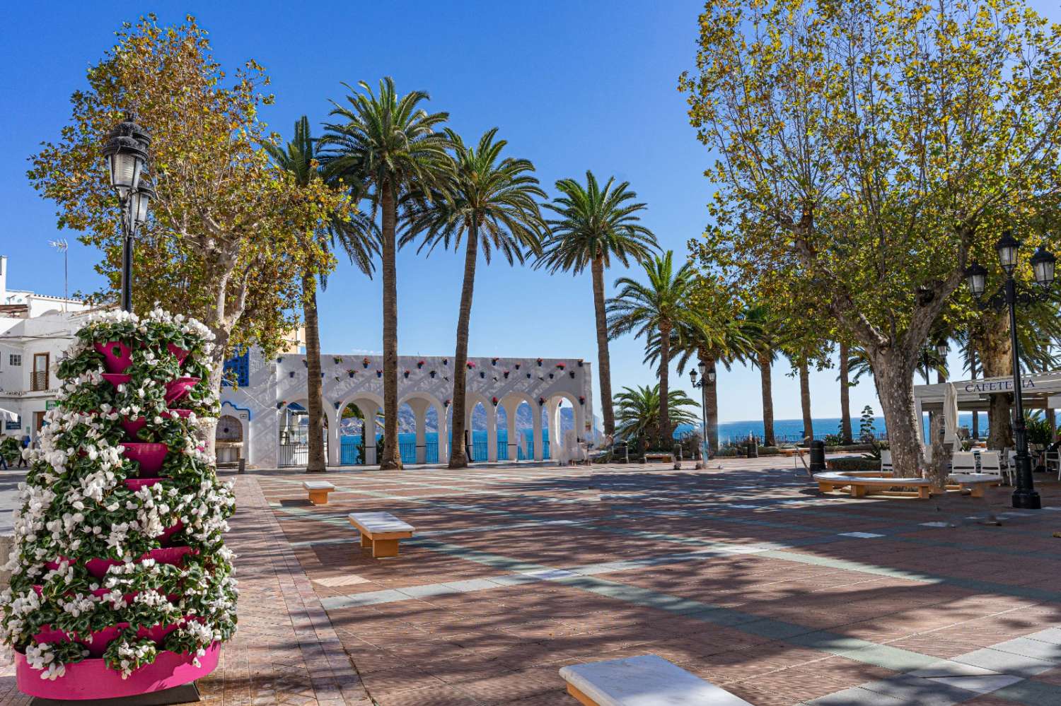 HAUS mit 2 Gewerbeflächen in der Innenstadt von Nerja