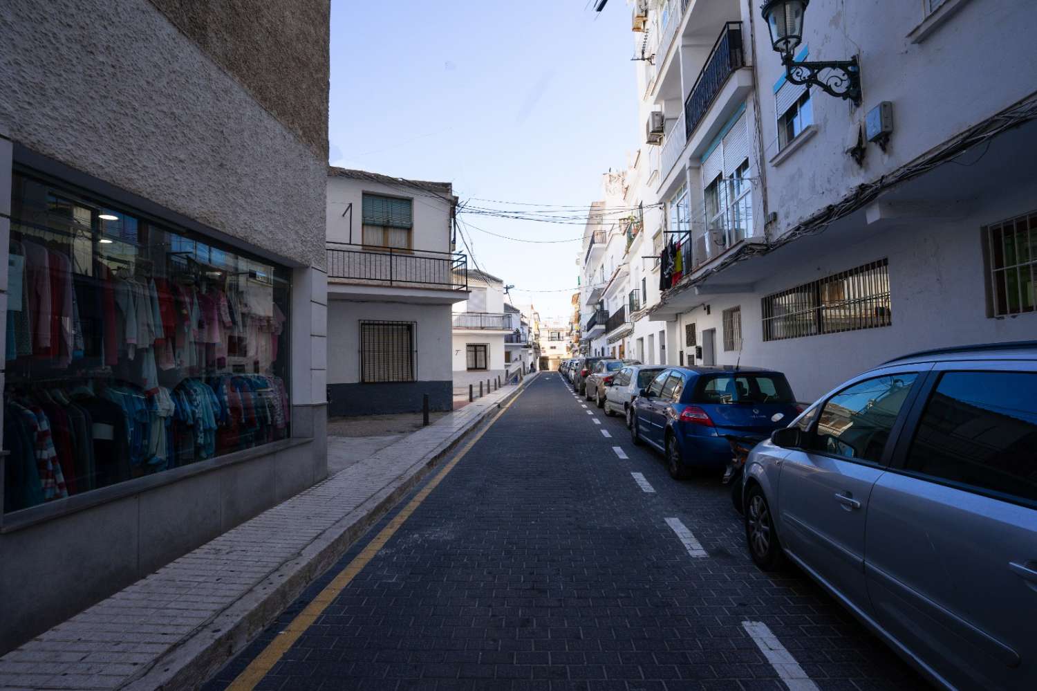 HUS med 2 erhvervslokaler i downtown Nerja