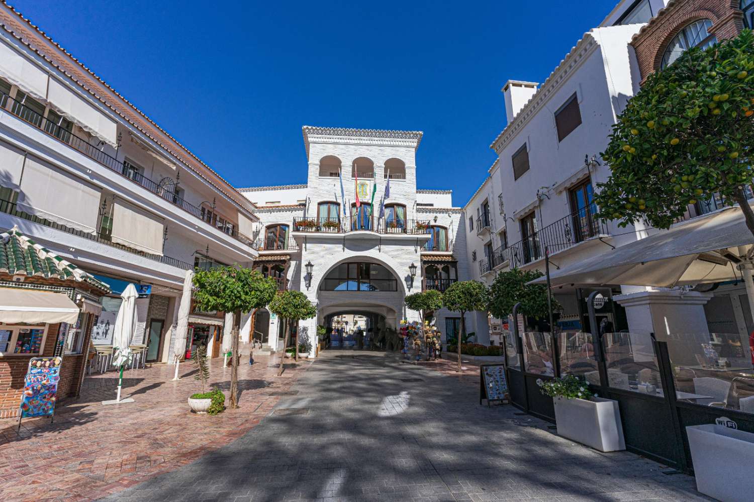 VIVIENDA con 2 locales comerciales en Nerja centro, 10 mts de la iglesia