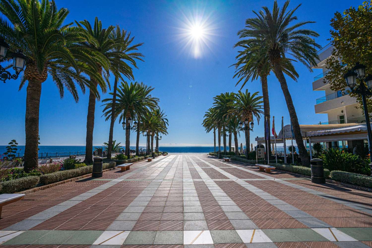 HUIS met 2 commerciële panden in het centrum van Nerja