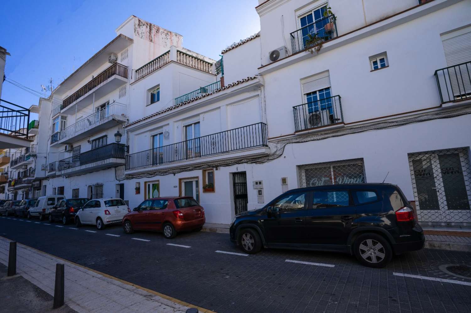 HUS med 2 erhvervslokaler i downtown Nerja