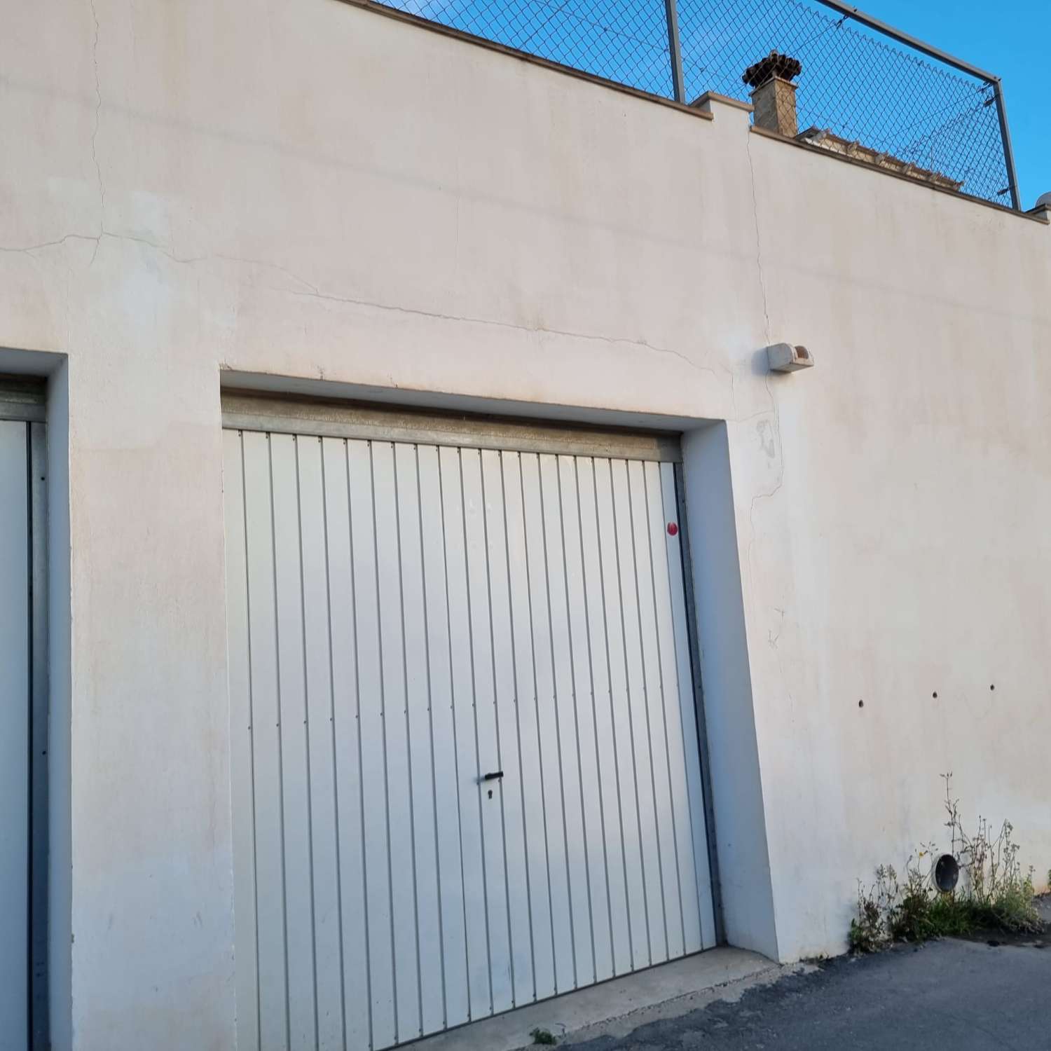 Garage cerrado cerca de la costa a 5 muinutos de PLAYA