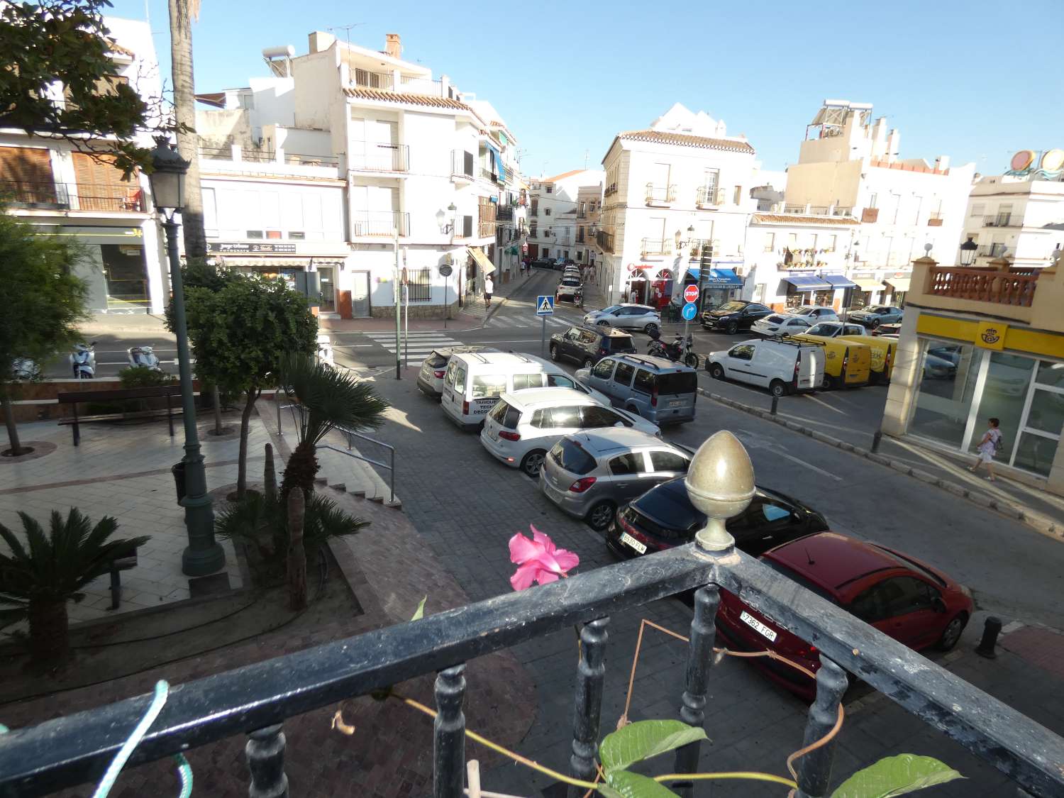 Edificio di 4 piani con due abitazioni più locali commerciali, seminterrato e terrazzo mansardato