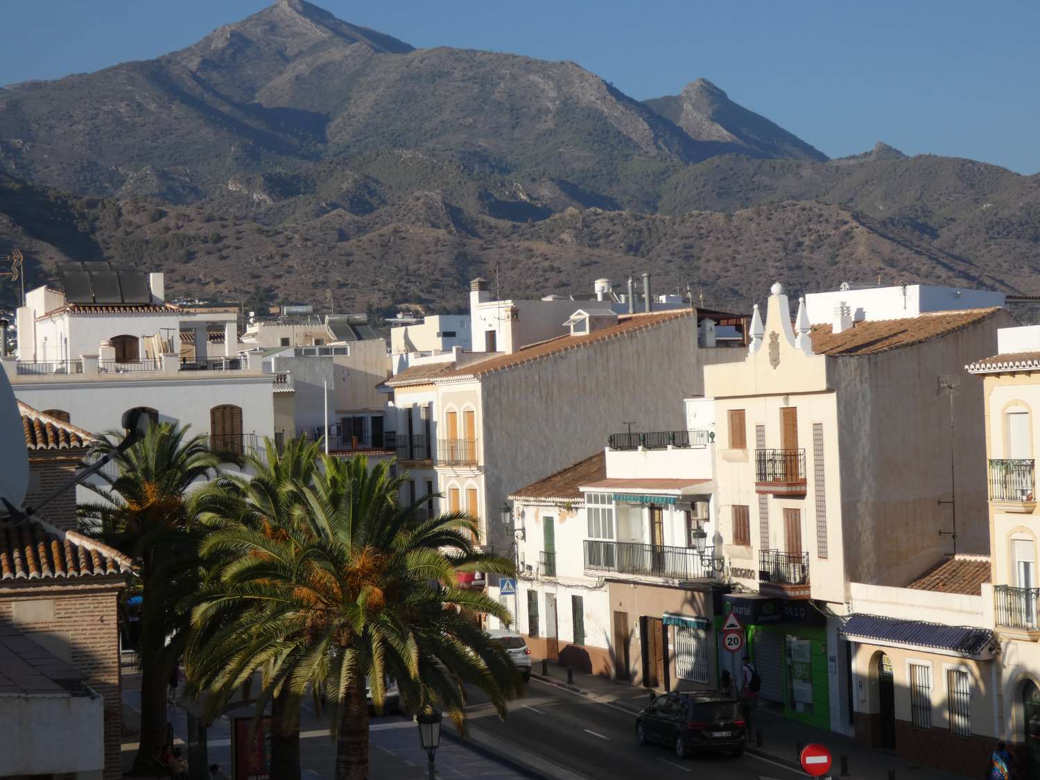 Edificio 4 plantas con dos viviendas mas local comercial , sotano y terraza atico