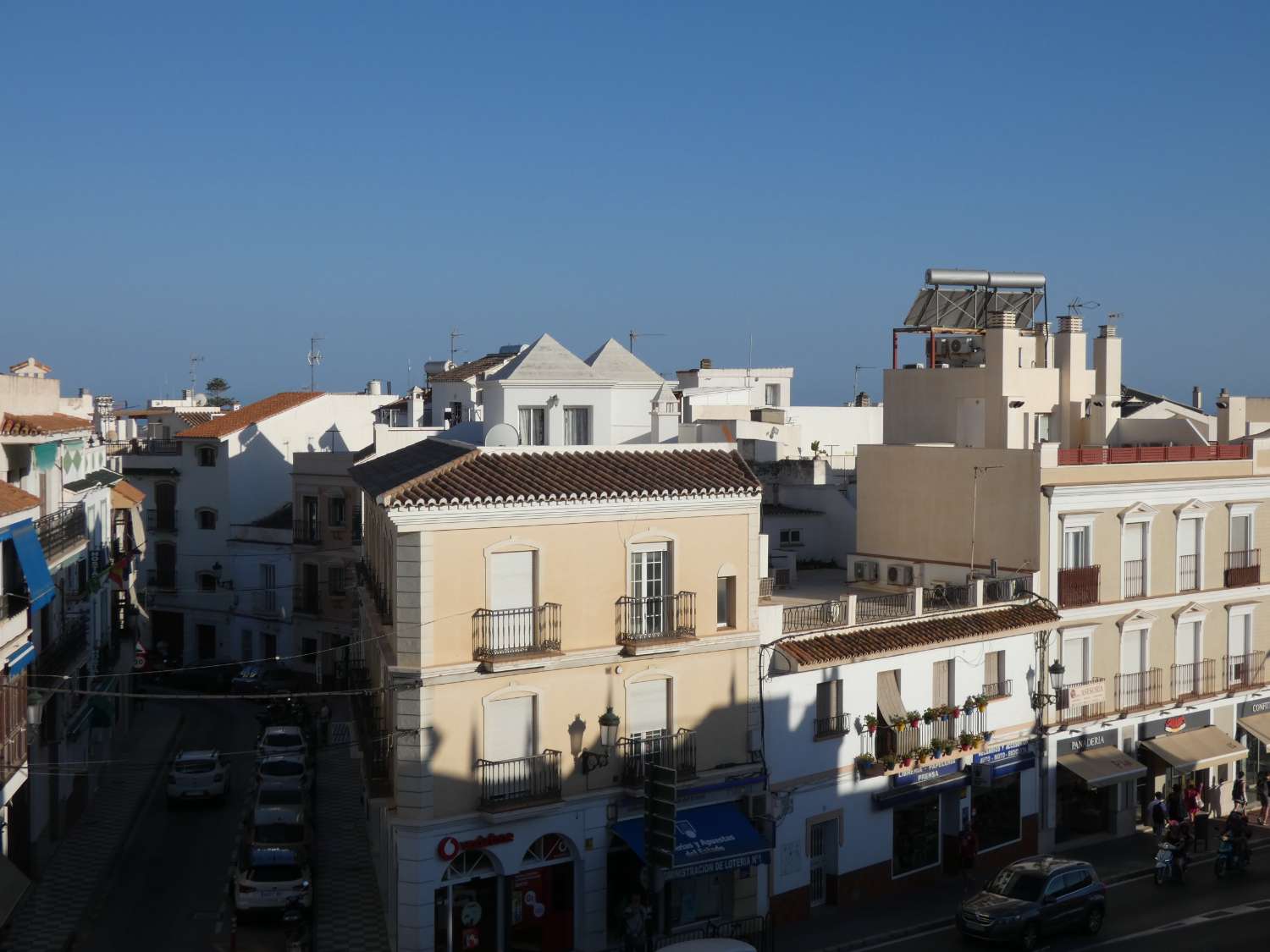 Edificio 4 plantas con dos viviendas mas local comercial , sotano y terraza atico