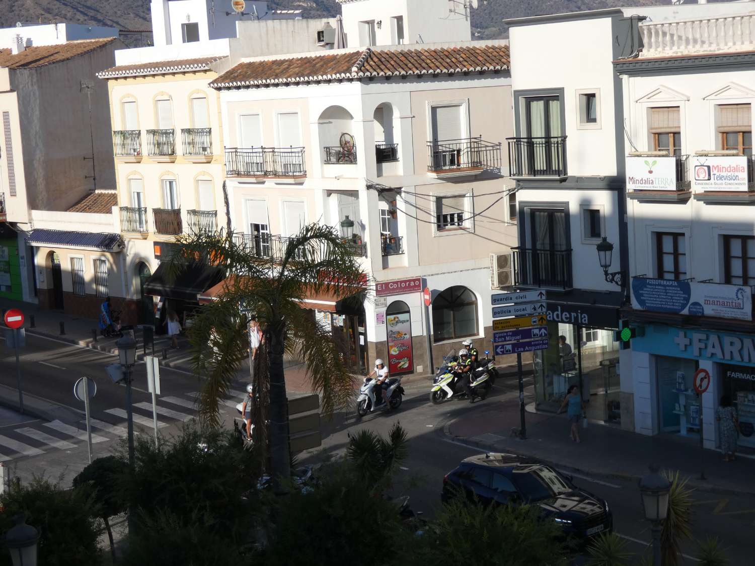 Edificio 4 plantas con dos viviendas mas local comercial , sotano y terraza atico