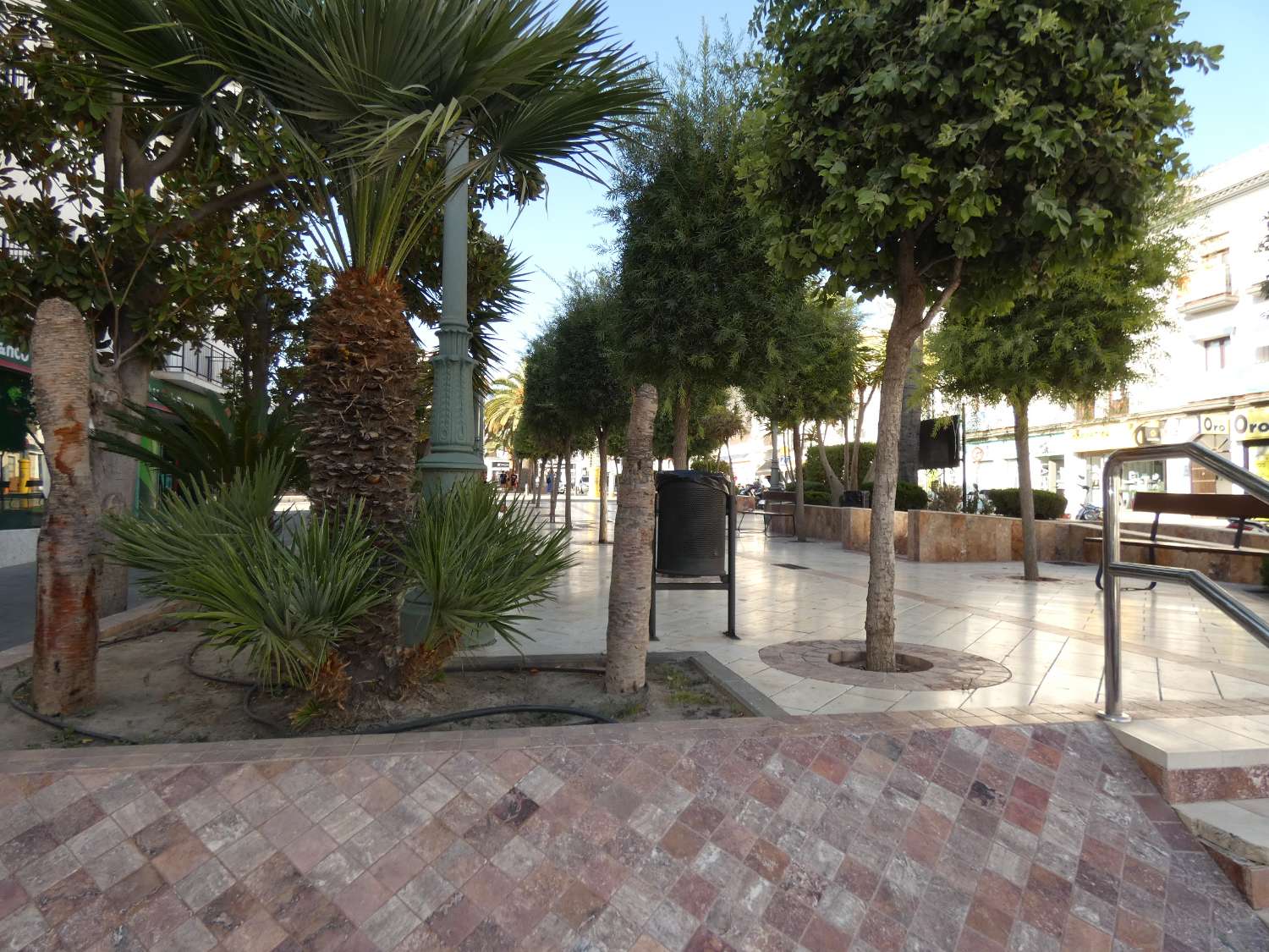 Edificio 4 plantas con dos viviendas mas local comercial , sotano y terraza atico