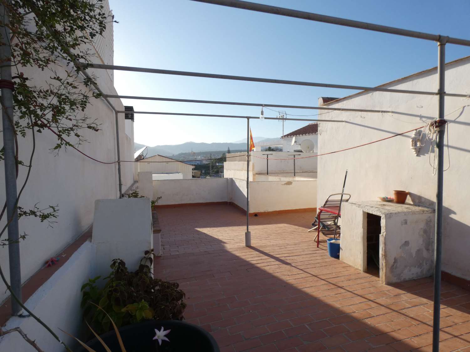 Edificio 4 plantas con dos viviendas mas local comercial , sotano y terraza atico