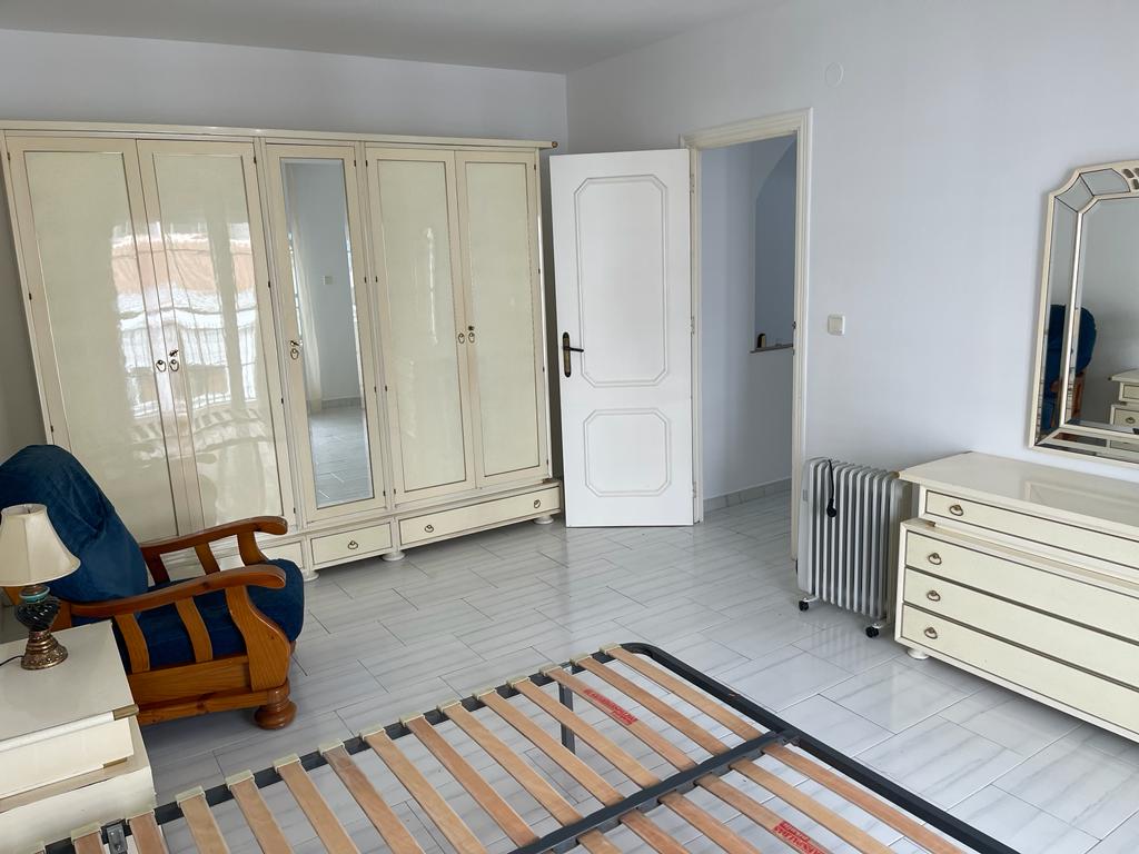 4 Schlafzimmer, 2 Badezimmer und geschlossene Garage