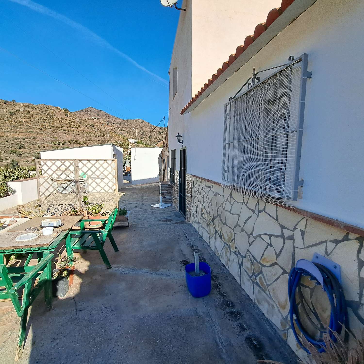 Casa rustica reformada  a 3 km de la playa de Torrox Costa