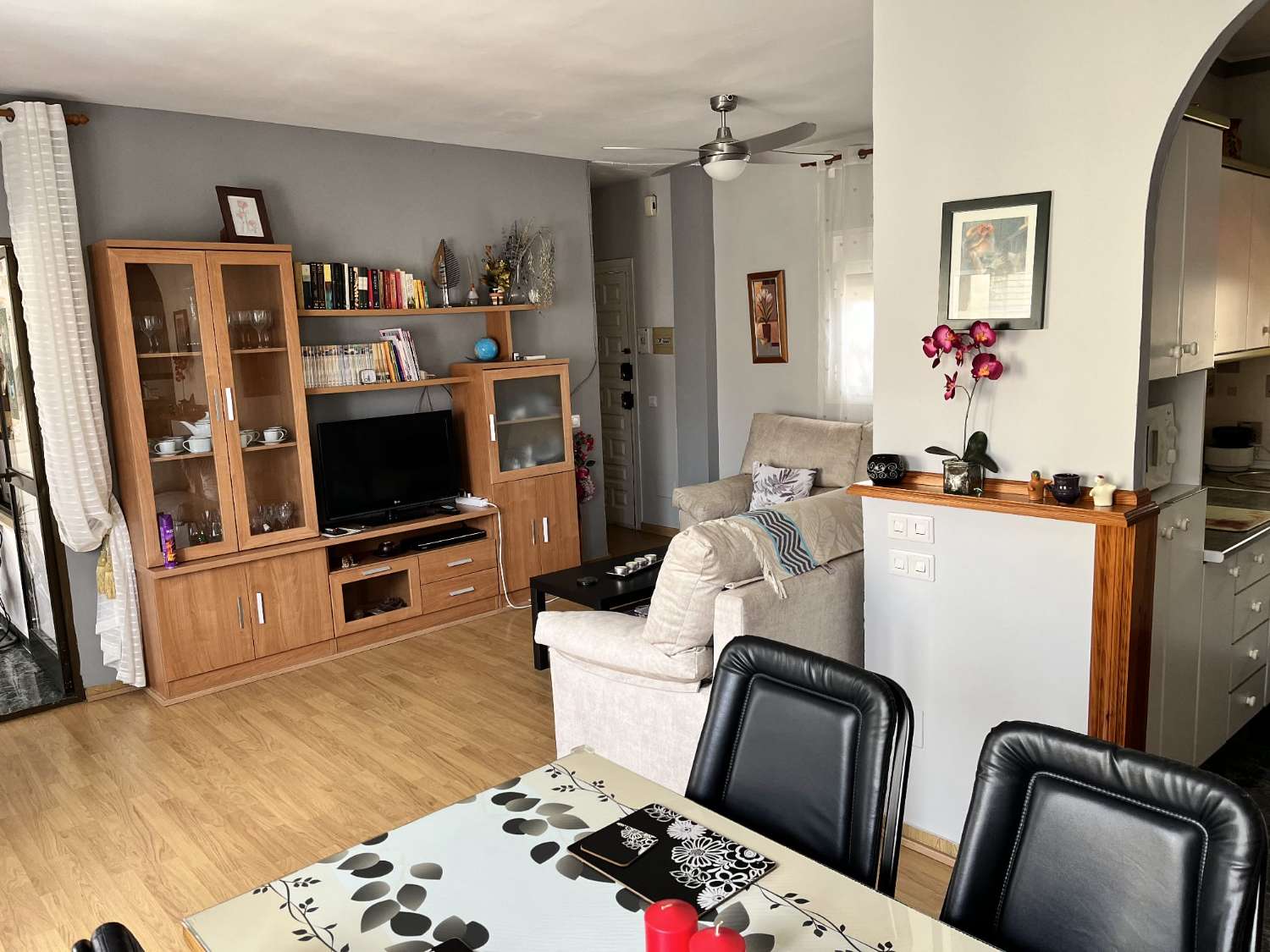 Renovierte 2 Schlafzimmer, 1 Badezimmer, Terrasse und Pool