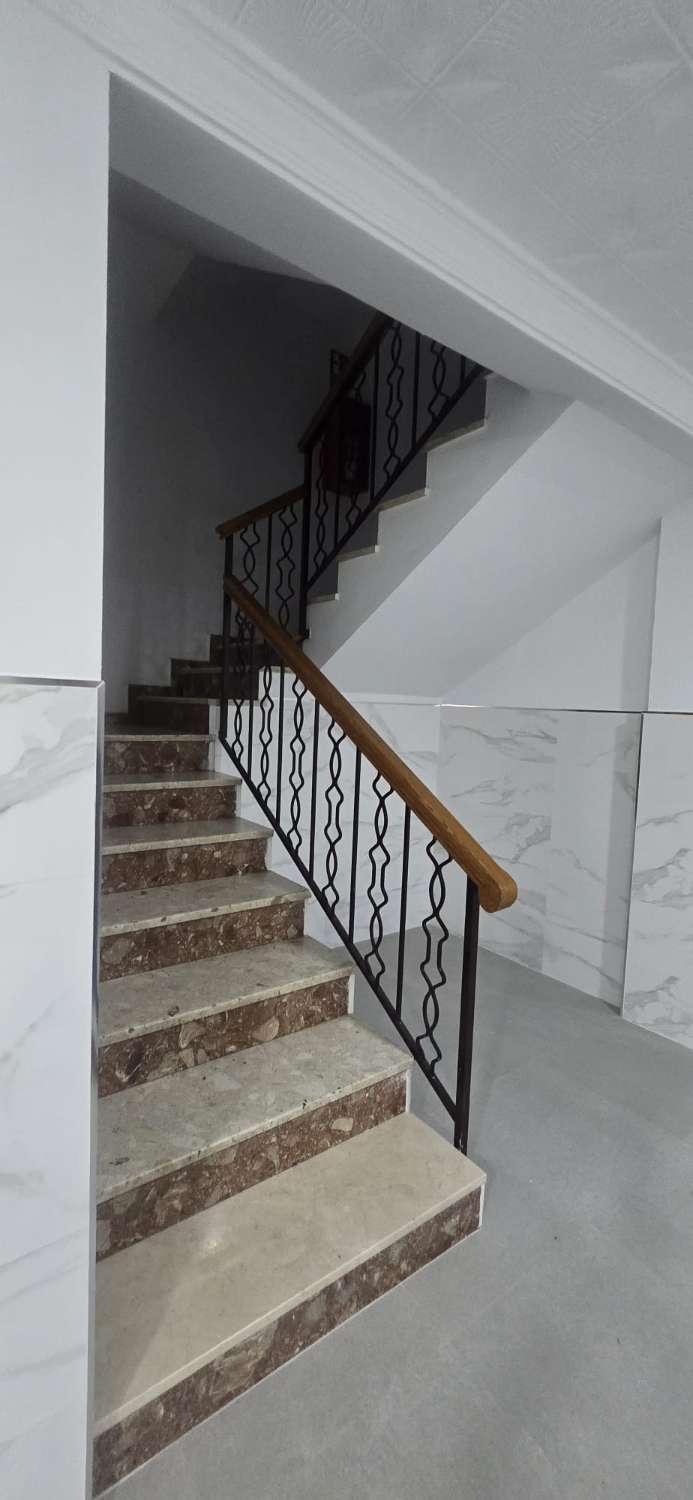 TRES DORMITORIOS , BAÑO Y GARAJE
