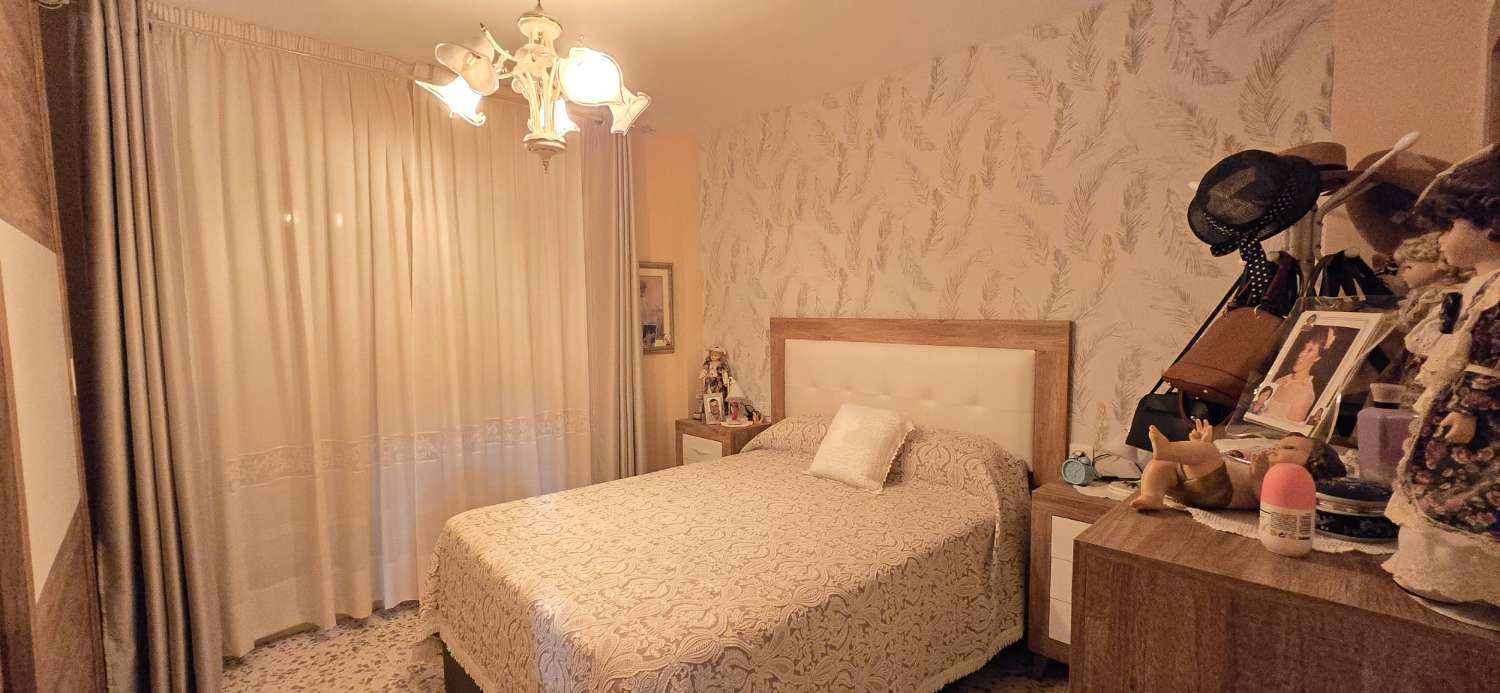 TRES DORMITORIOS , BAÑO Y GARAJE