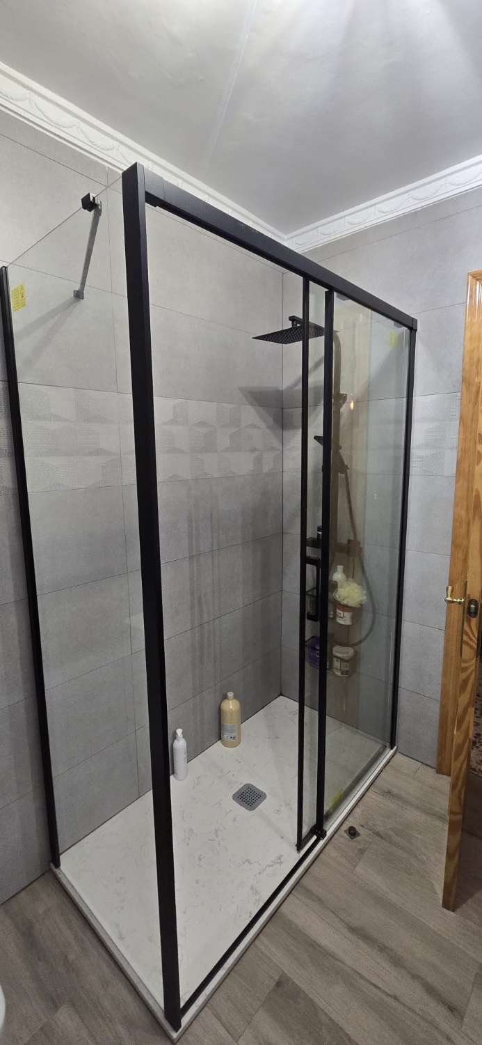 TRES DORMITORIOS , BAÑO Y GARAJE
