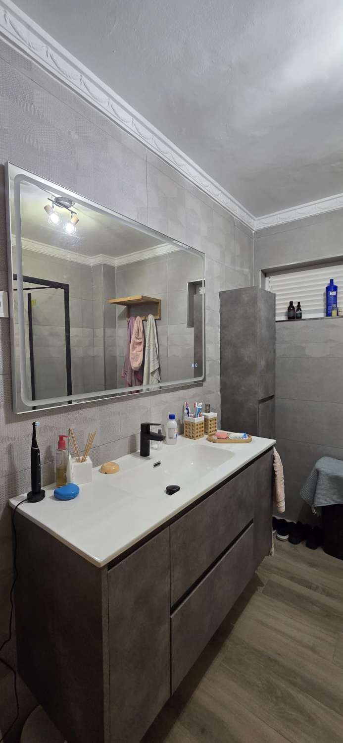 TRES DORMITORIOS , BAÑO Y GARAJE
