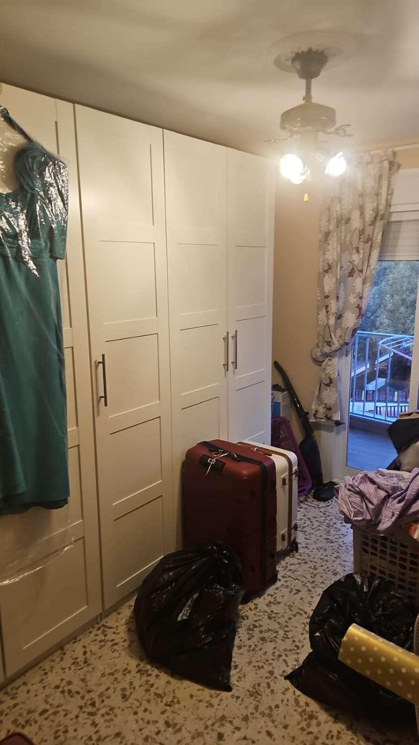 TRES DORMITORIOS , BAÑO Y GARAJE