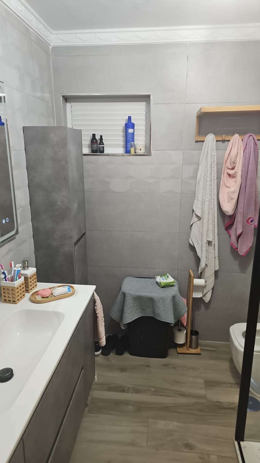 TRES DORMITORIOS , BAÑO Y GARAJE