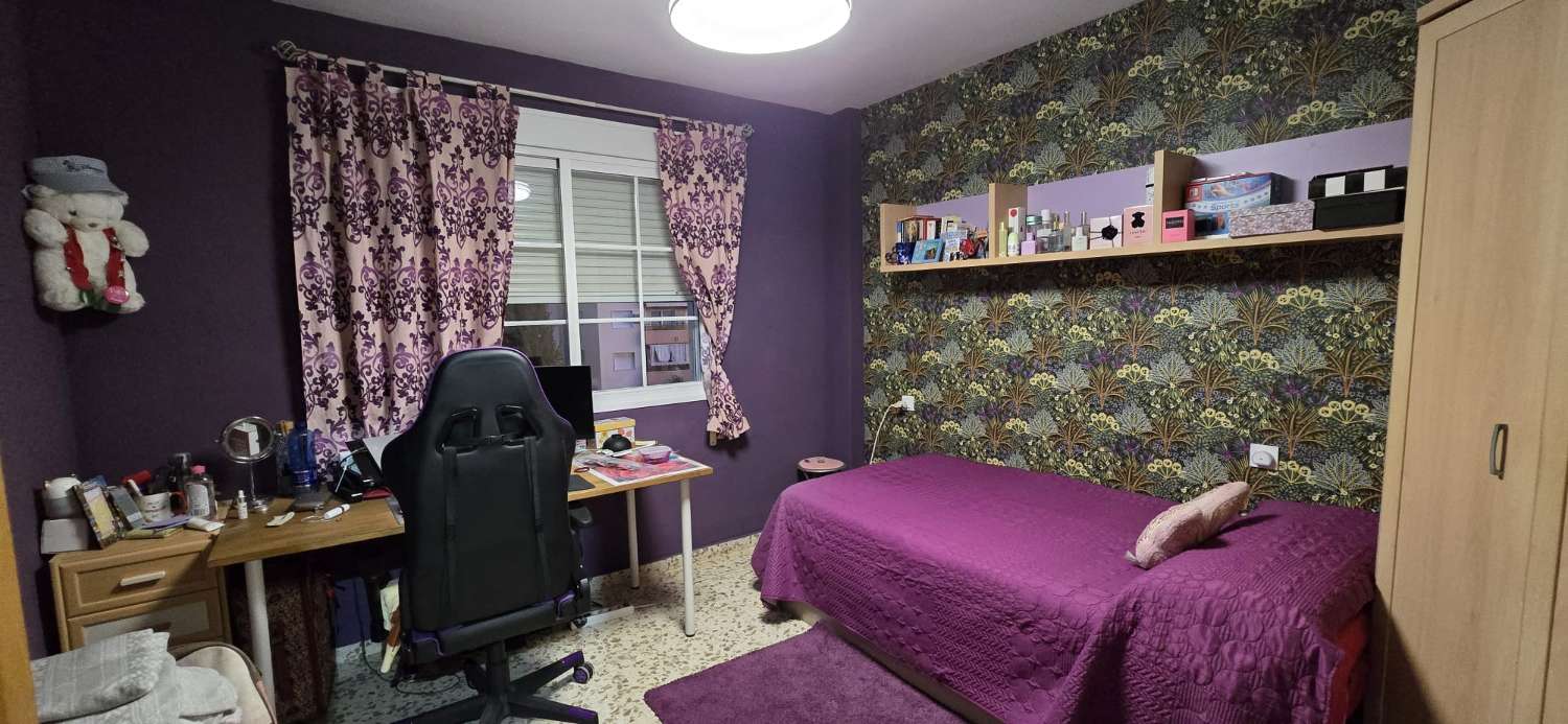 TRES DORMITORIOS , BAÑO Y GARAJE