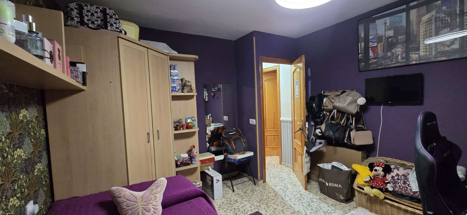 TRES DORMITORIOS , BAÑO Y GARAJE