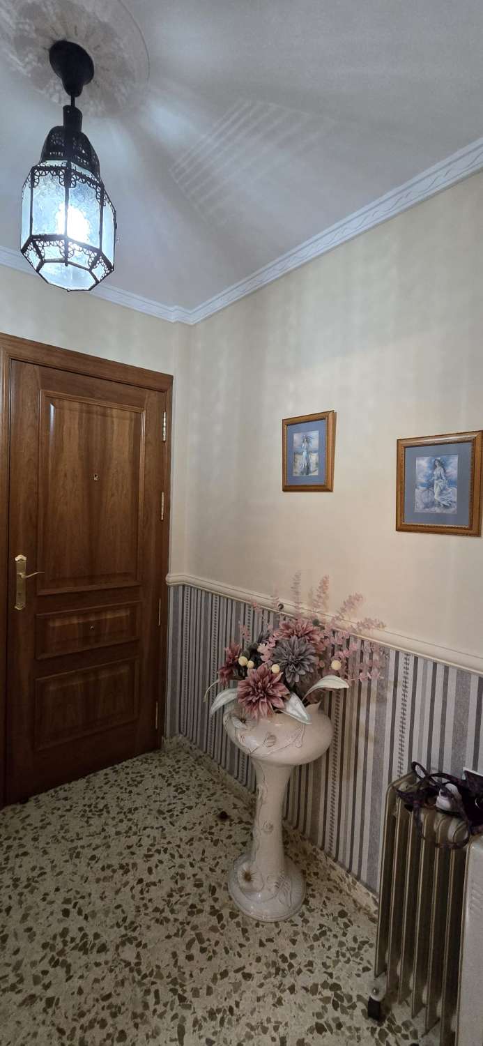 TRES DORMITORIOS , BAÑO Y GARAJE