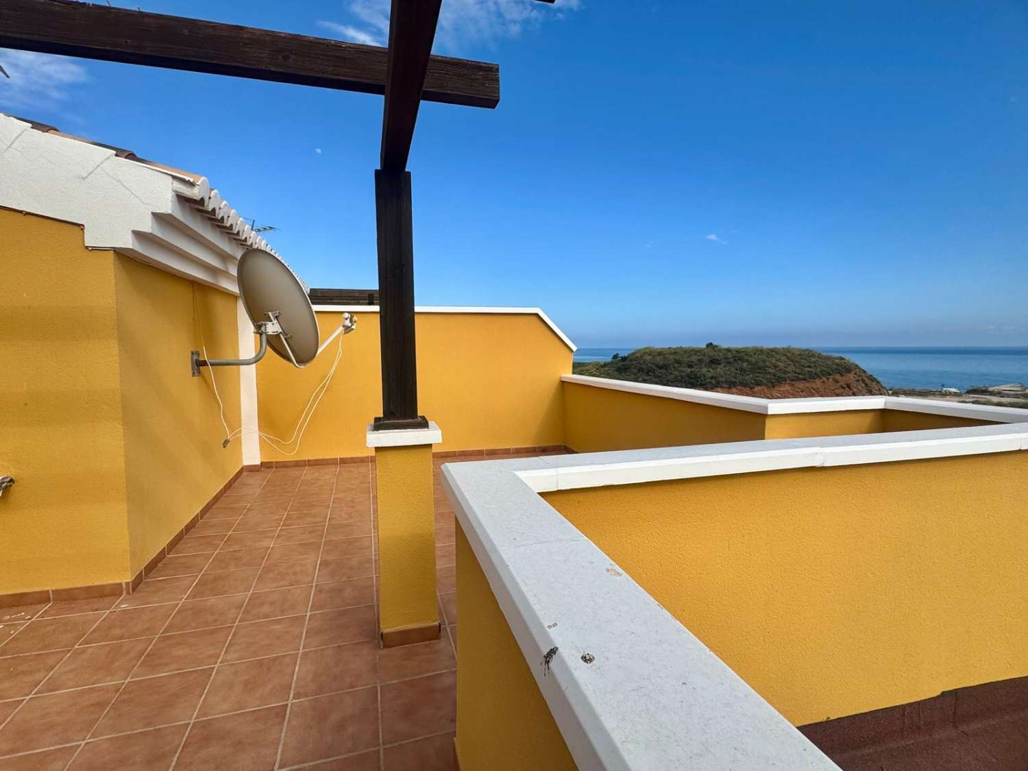 CHALET 4 DORMITORIOS 3 BAÑOS TERRAZA BALCON Y PISCINA