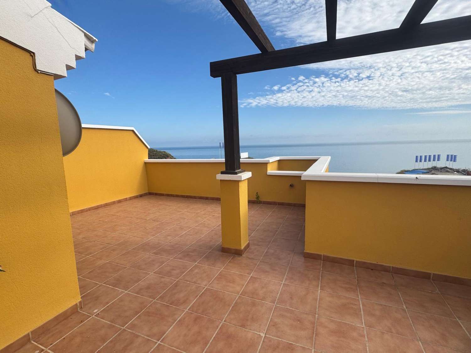CHALET 4 DORMITORIOS 3 BAÑOS TERRAZA BALCON Y PISCINA