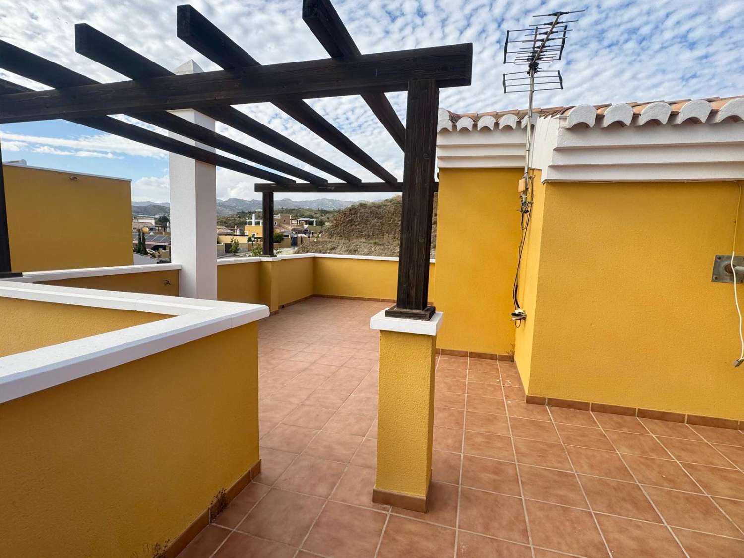 CHALET 4 DORMITORIOS 3 BAÑOS TERRAZA BALCON Y PISCINA