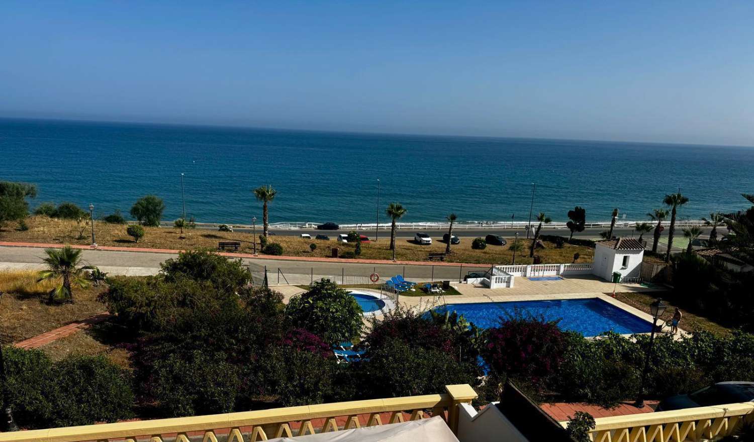 ADOSADO  4 DORMITORIOS 3 BAÑOS GARAJE Y PISCINA