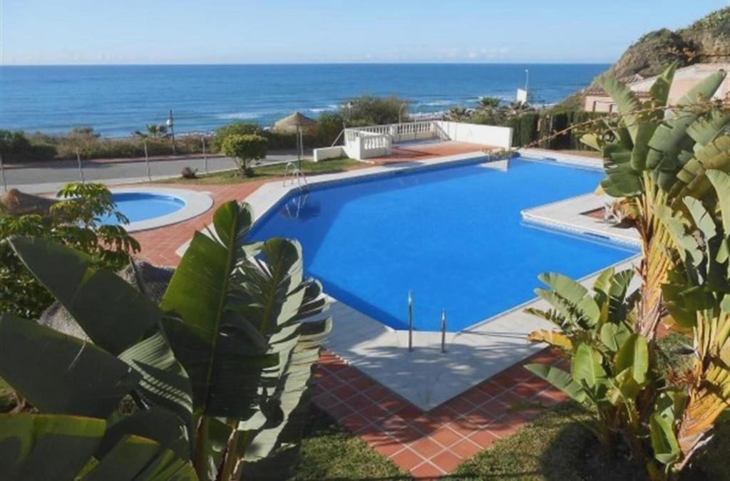 ADOSADO  4 DORMITORIOS 3 BAÑOS GARAJE Y PISCINA