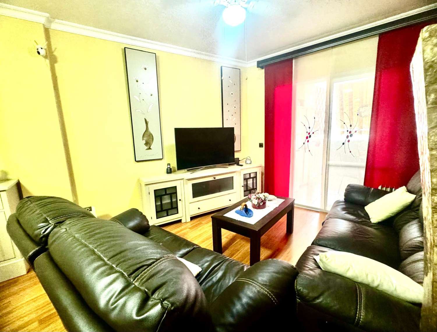 3 SCHLAFZIMMER, 2 BADEZIMMER, PARKPLATZ UND POOL