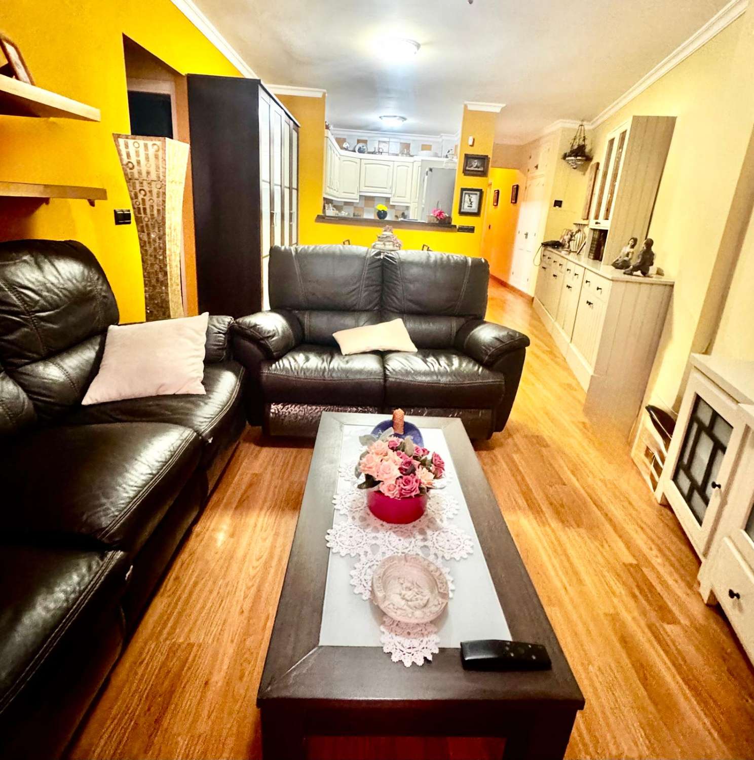 3 SCHLAFZIMMER, 2 BADEZIMMER, PARKPLATZ UND POOL