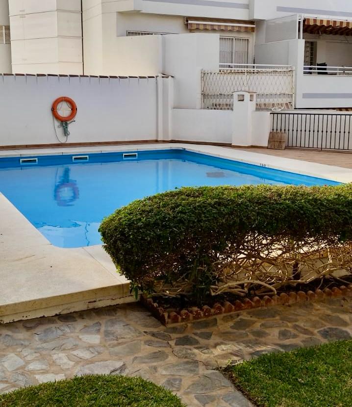 3 SCHLAFZIMMER, 2 BADEZIMMER, PARKPLATZ UND POOL