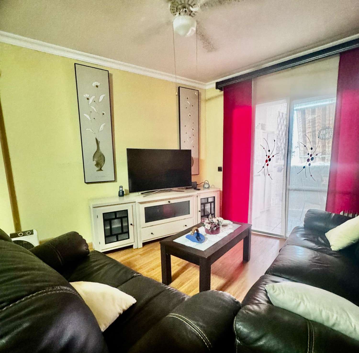 3 SCHLAFZIMMER, 2 BADEZIMMER, PARKPLATZ UND POOL