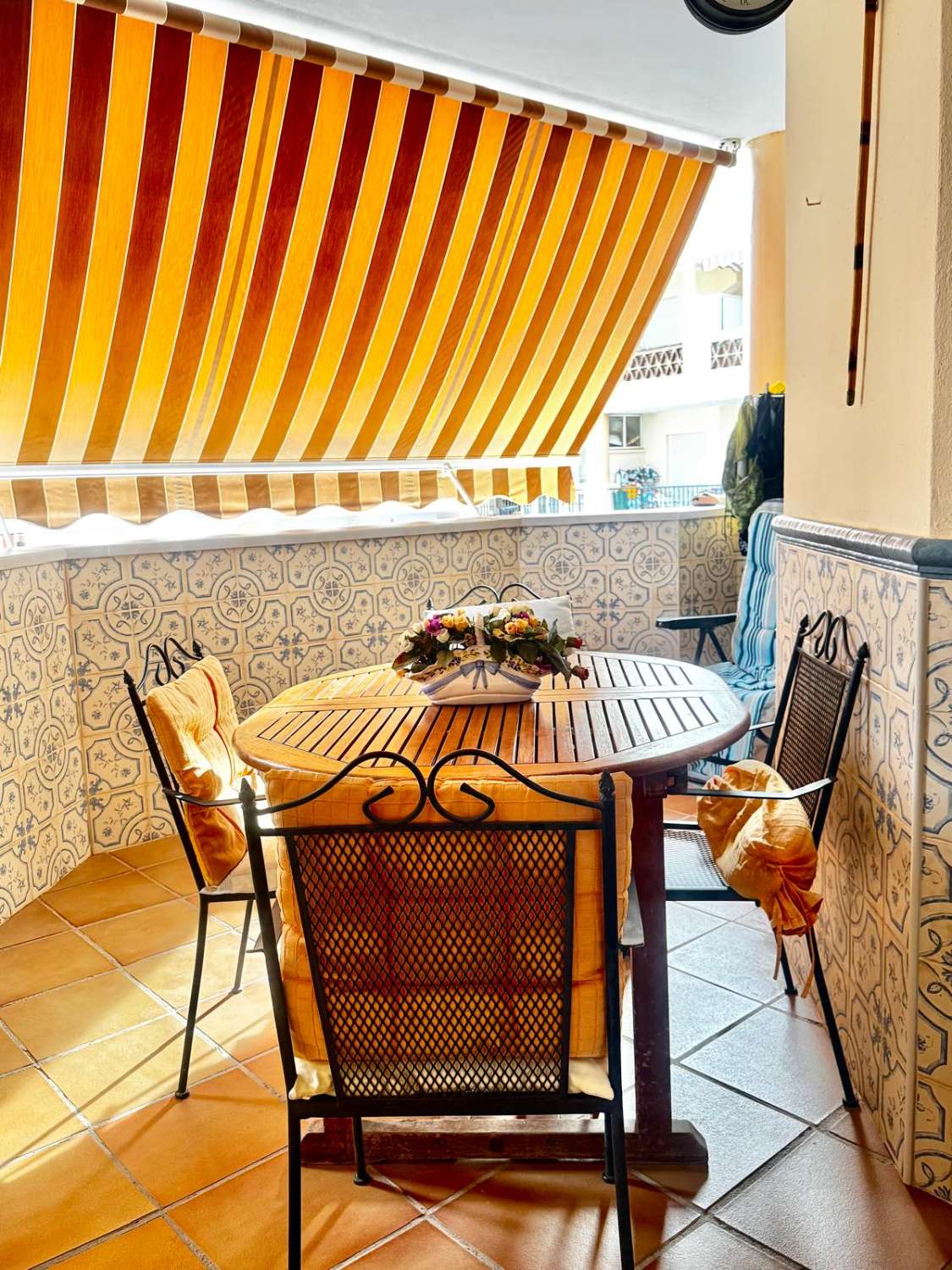 3 SCHLAFZIMMER, 2 BADEZIMMER, PARKPLATZ UND POOL