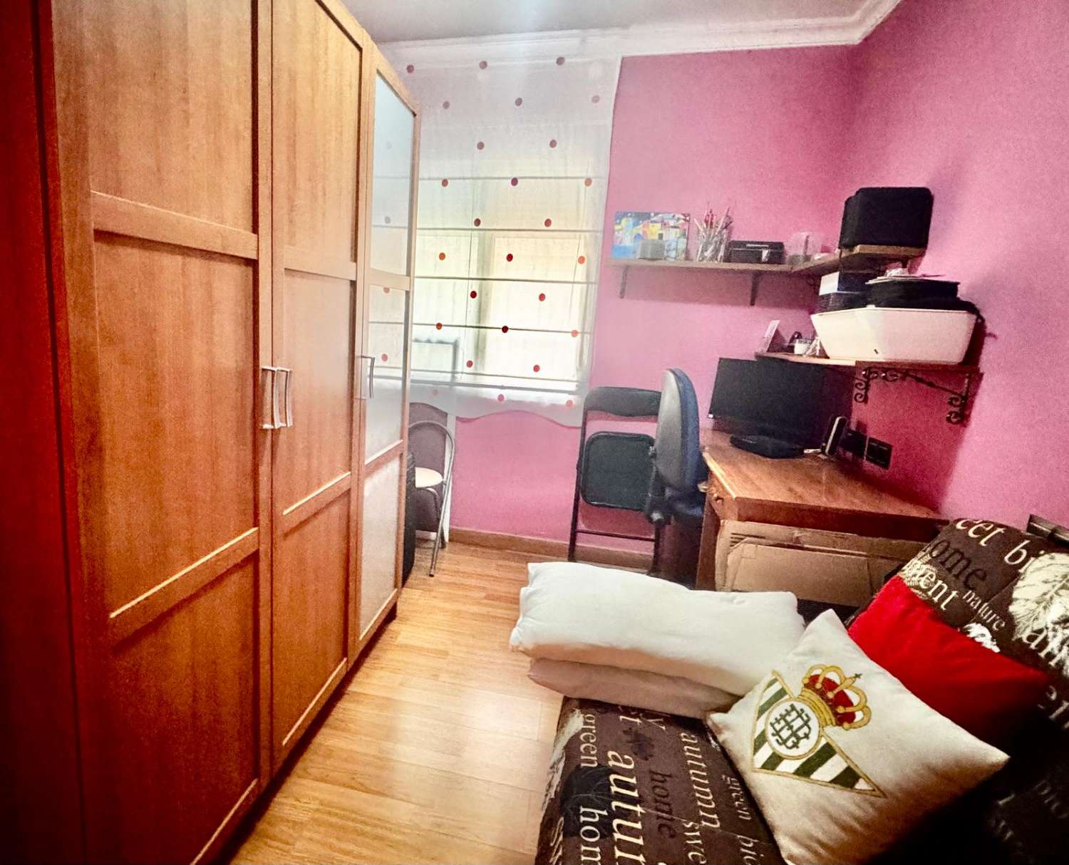 3 SCHLAFZIMMER, 2 BADEZIMMER, PARKPLATZ UND POOL