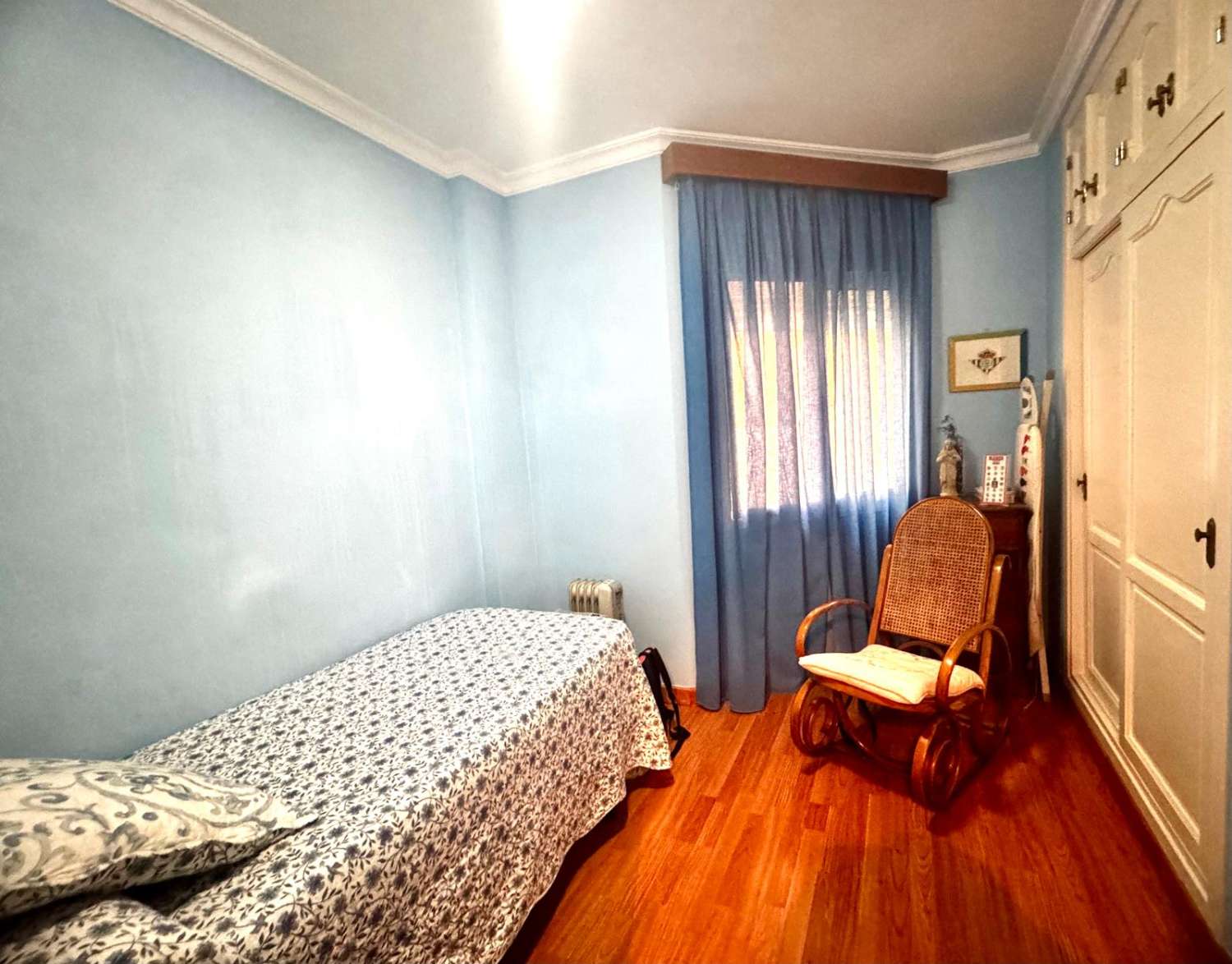 3 SCHLAFZIMMER, 2 BADEZIMMER, PARKPLATZ UND POOL