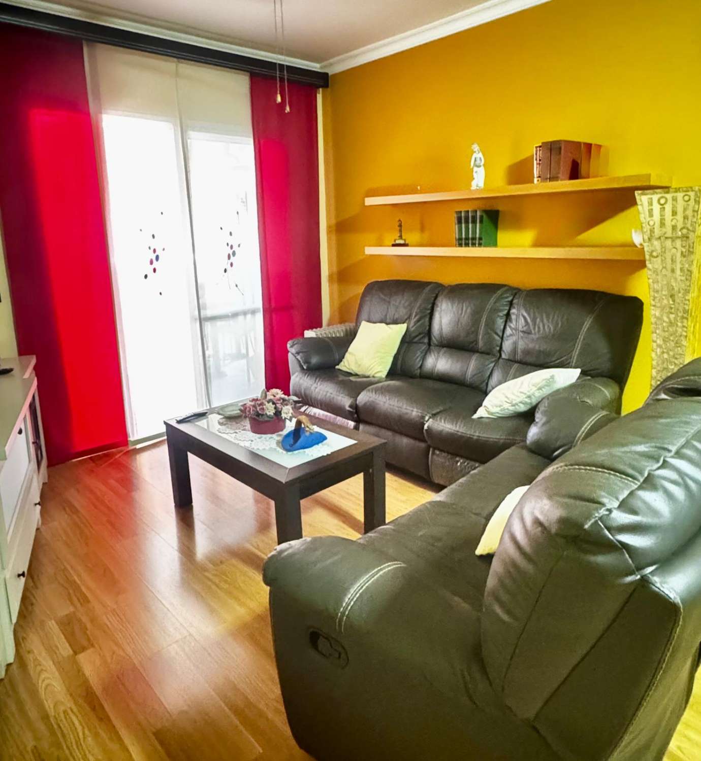 3 SCHLAFZIMMER, 2 BADEZIMMER, PARKPLATZ UND POOL