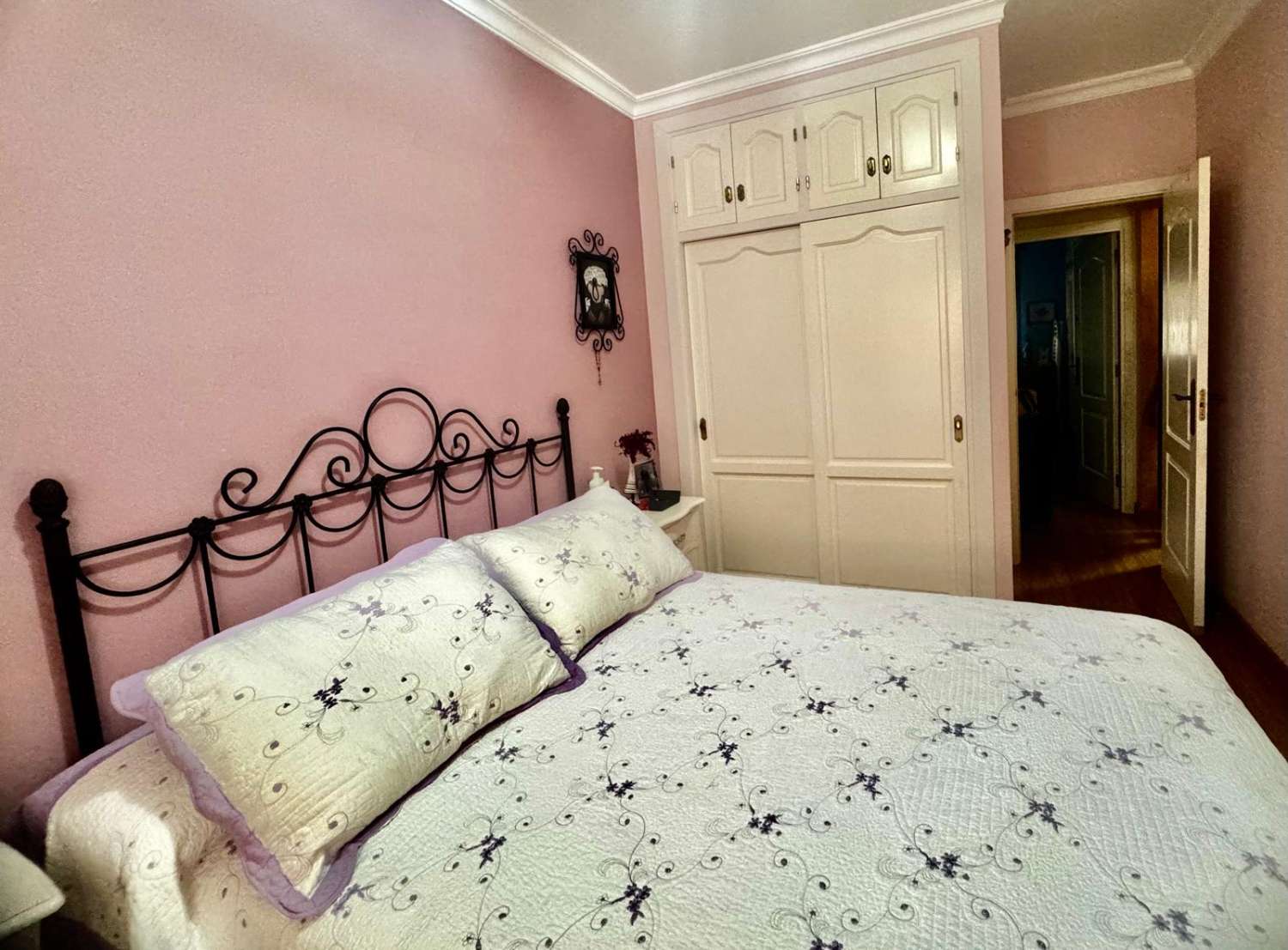 3 SCHLAFZIMMER, 2 BADEZIMMER, PARKPLATZ UND POOL