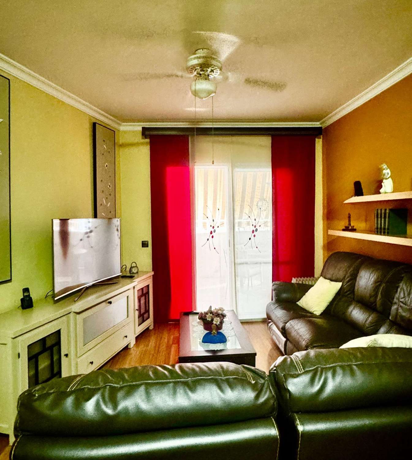 3 SCHLAFZIMMER, 2 BADEZIMMER, PARKPLATZ UND POOL