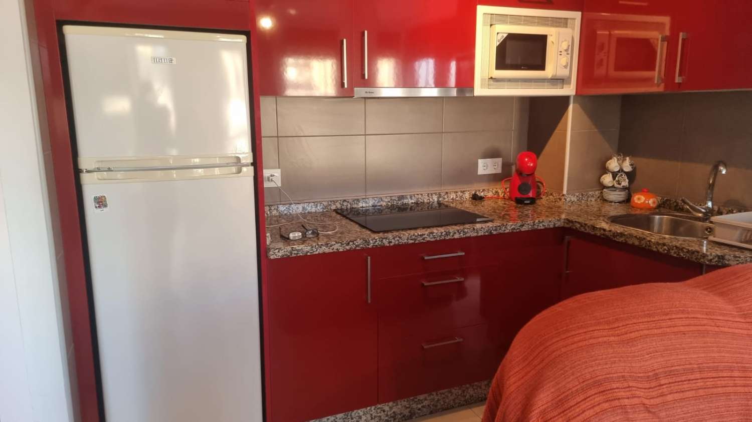 UN DORMITORIO MAS PARKING