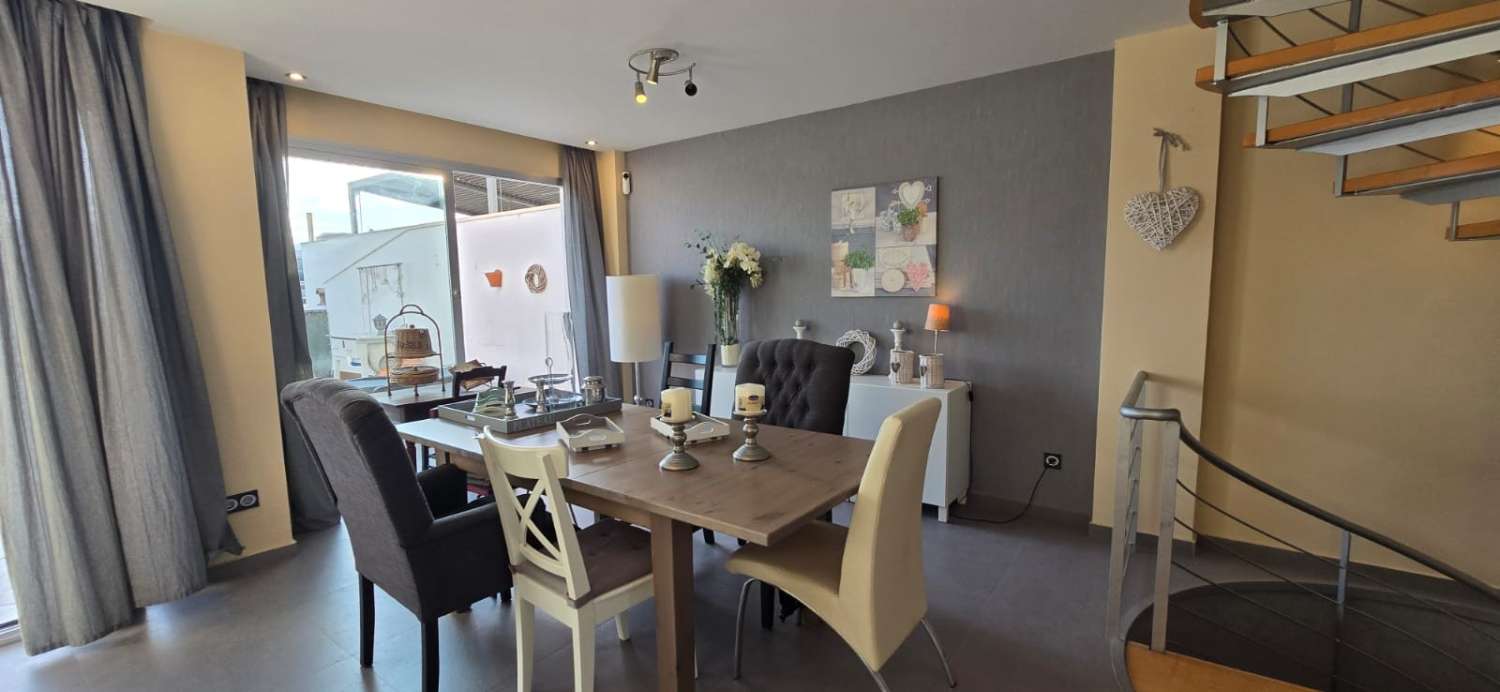 CASA CON PISCINA PRIVATA E PARCHEGGIO